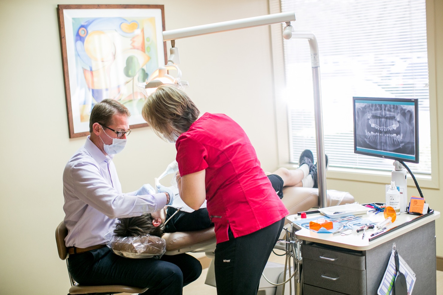 Dr. Roos treating a patient based on technology